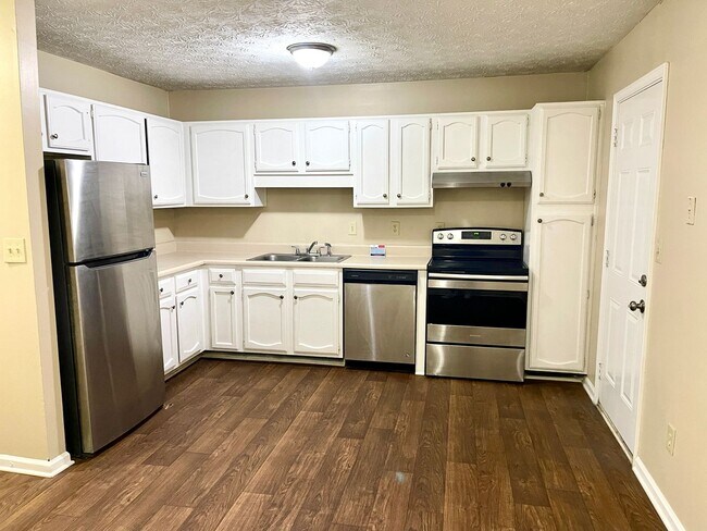 Building Photo - Welcome to COZY Townhome in Fayetteville, ...