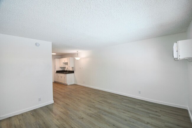 Foto del edificio - 6954 Woodman Ave