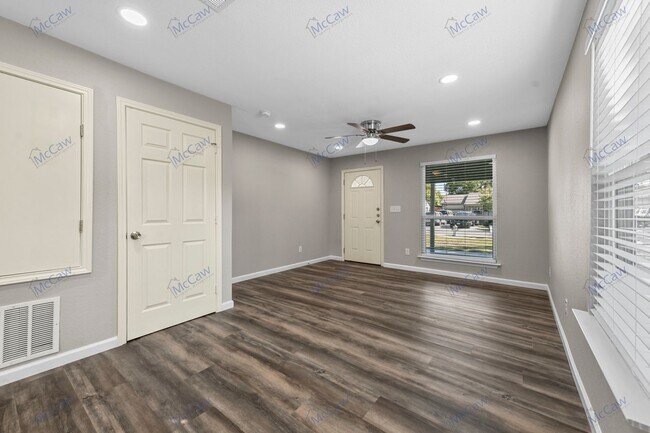 Building Photo - Modern Living in a 1/1 in Irving!