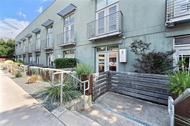 Foto del edificio - 1305 E 6th St