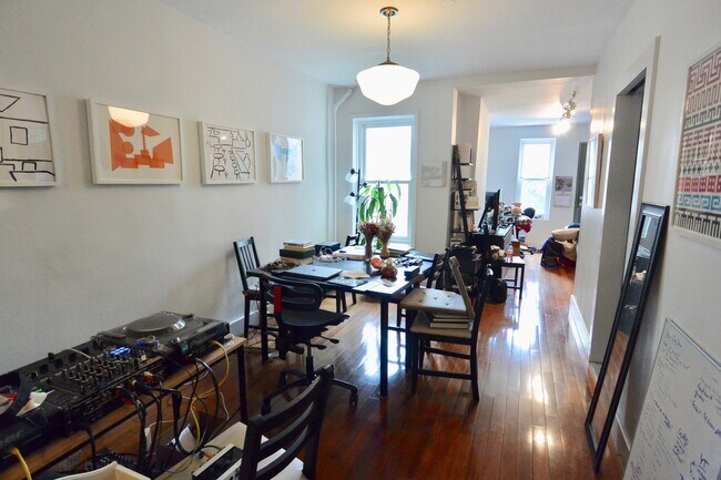 Building Photo - FANTASTIC 2 BEDROOM WITH GARDEN