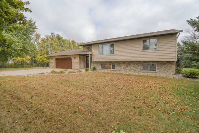 Foto del edificio - Spacious 4-Bedroom Acreage with Stunning Views Near Hartford — 1.5 Acres of Country Living!