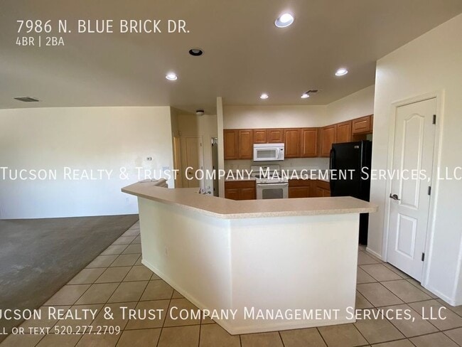 Building Photo - 7986 N Blue Brick Dr
