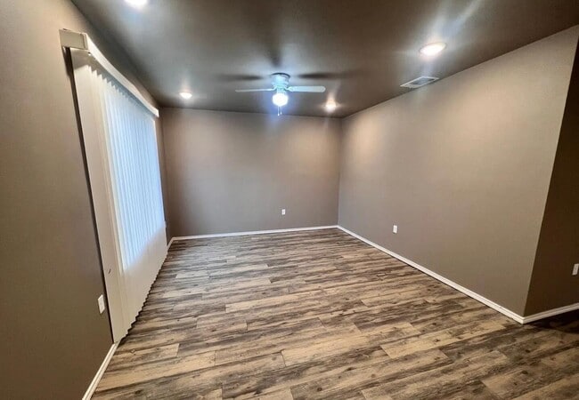 Building Photo - 1516 E 8th St