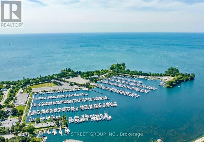 Photo du bâtiment - 2212 Lake Shore Blvd W