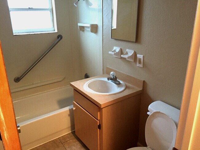 Building Photo - Charming Three-Bedroom, One-Bathroom Single-Family Home!