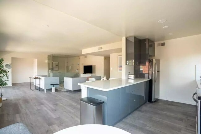 Interior Photo - 570 Boden Way