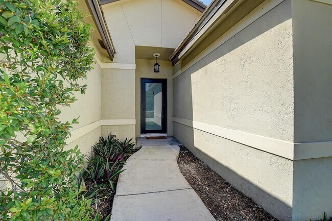 Building Photo - 1400 SW 18th St