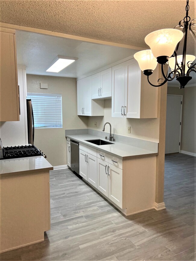 Building Photo - Recently Remodeled Unit 461 E Providencia Ave