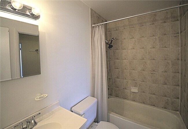 Foto del edificio - 2507 Whispering Hills Dr