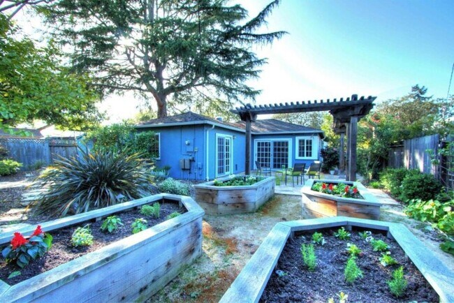 Building Photo - Charming Coastal Midtown Palo Alto 3bd/2 B...