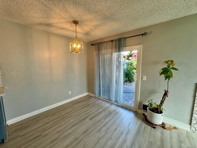 Foto del edificio - Beautifully Remodeled Home with Private Patio in Ontario