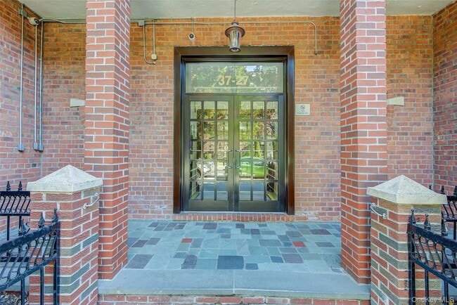 Foto del edificio - 37-27 86th St