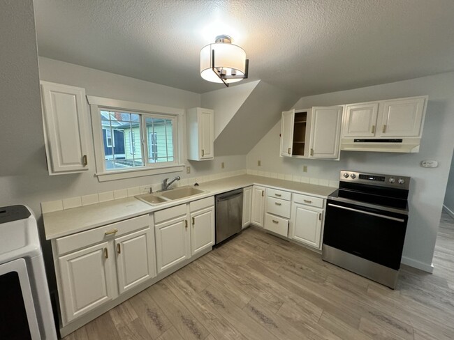 Beautifully remodeled kitchen. - 2318 Hoyt Ave