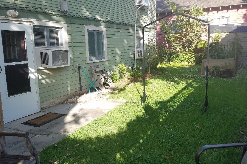 Entrance & Yard - 2131 Pine St