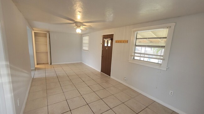 Foto del edificio - Cute 1 bed/ 1 bath Duplex Available now in...