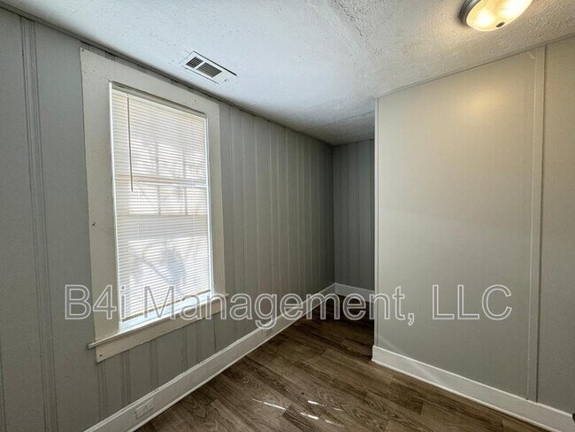 Building Photo - 1111 Henry Ave