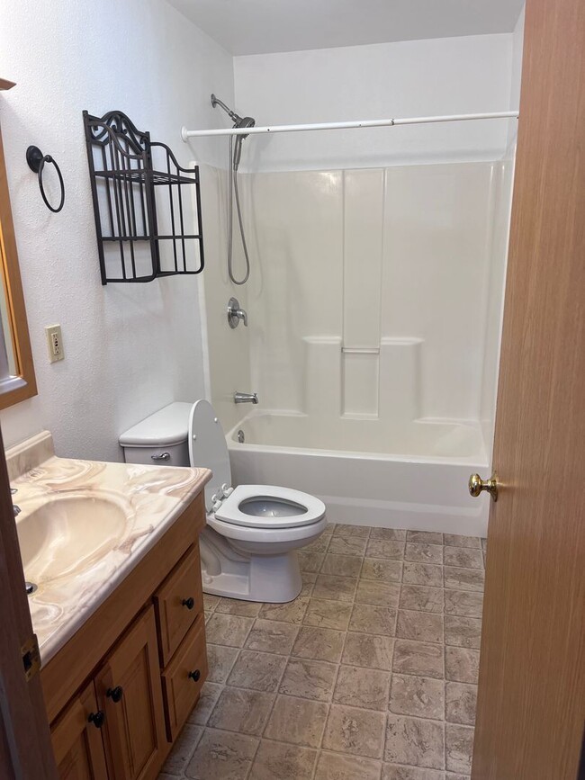 Building Photo - 3 Bed/ 1 Bath/ 1 Car Garage in North Pole,...