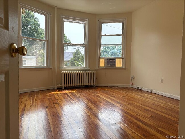 Building Photo - 111 Hart Ave
