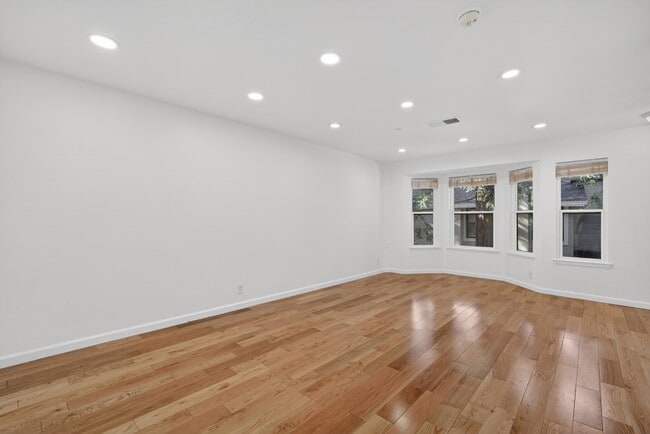 Building Photo - 935 La Mesa Terrace