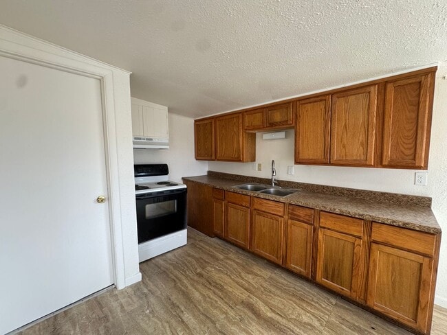 Building Photo - Small 2 bedroom 1 bath