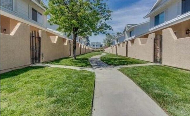 Foto del edificio - 3 Bedroom 2 Bathroom Townhome for Rent in Palmdale