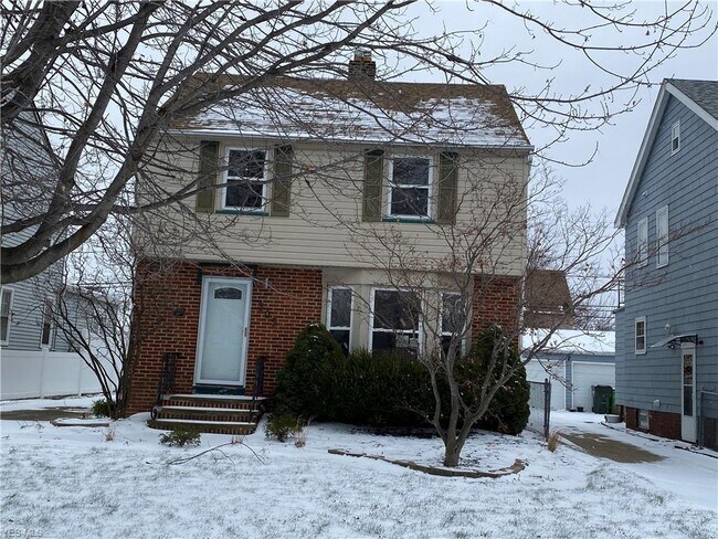 Building Photo - 305 E 195th St