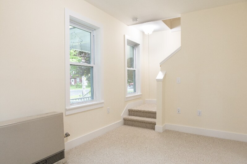 Foto principal - 64 W Main St