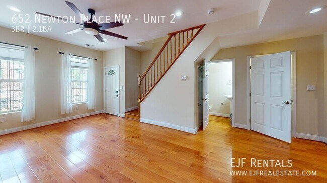 Foto del edificio - 652 Newton Pl NW