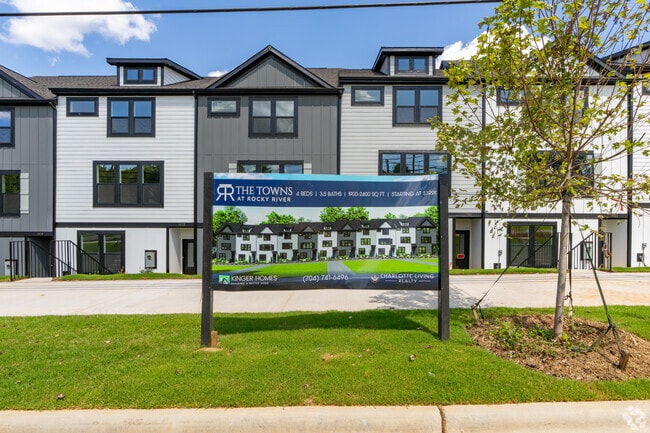 Pueblos en Rocky River Townhomes - Towns at Rocky River