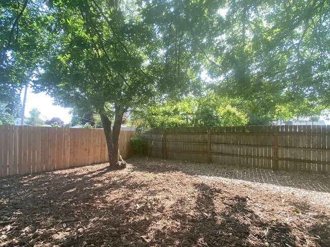 Building Photo - Remodeled 4-Plex Apartment - Attached Garage - Large Fenced Yard