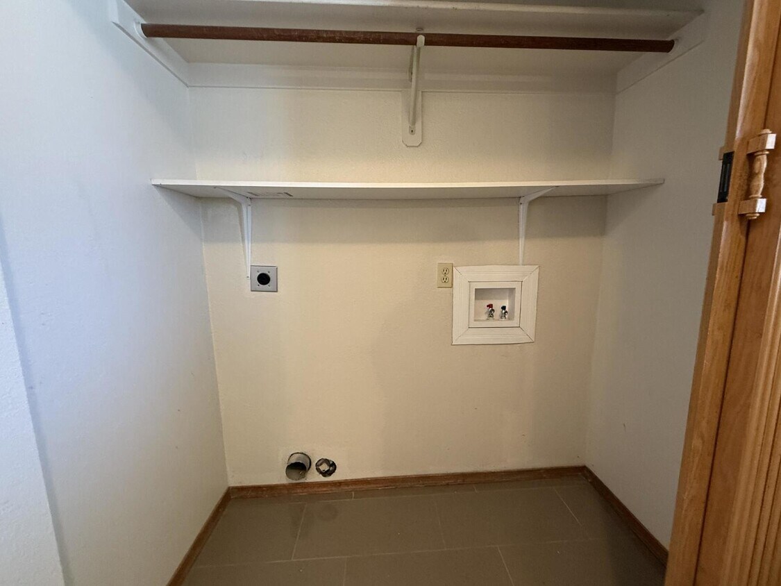 Building Photo - 2 bed 2.5 bath great location BHCRENT.COM