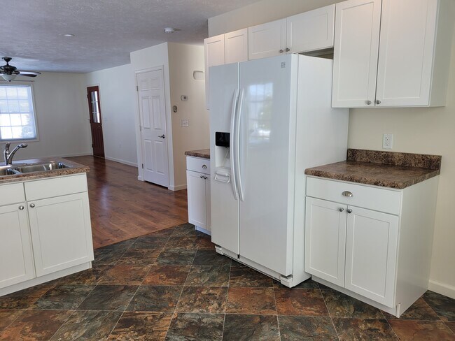 Side by side with icemaker - 113 Deer Ln