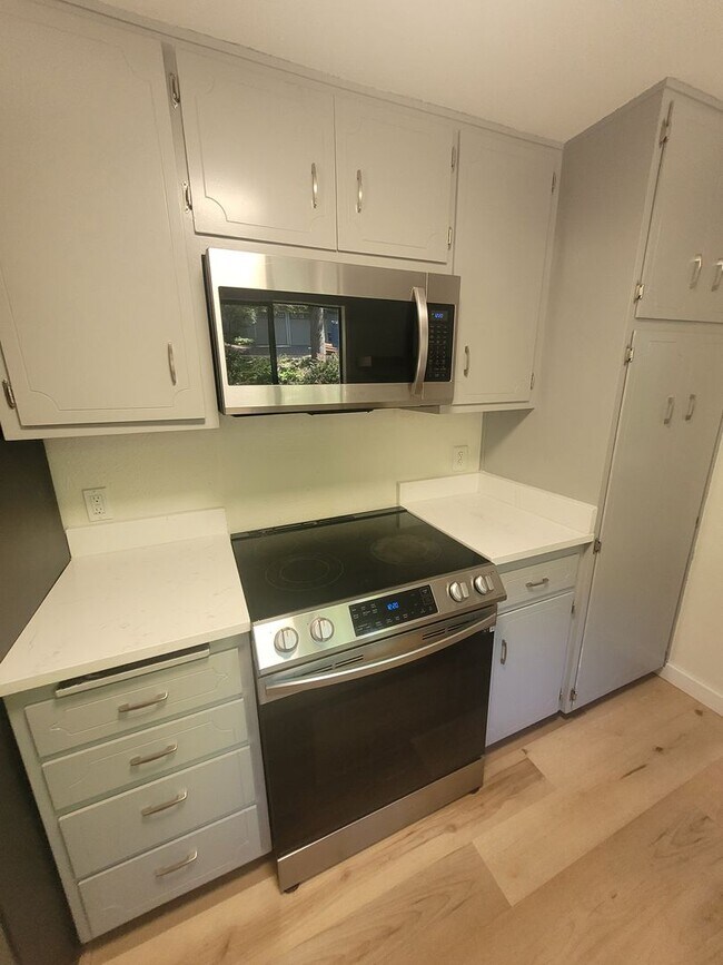 Building Photo - Lovely South Hills home, 4BD/3BA, Available early June!