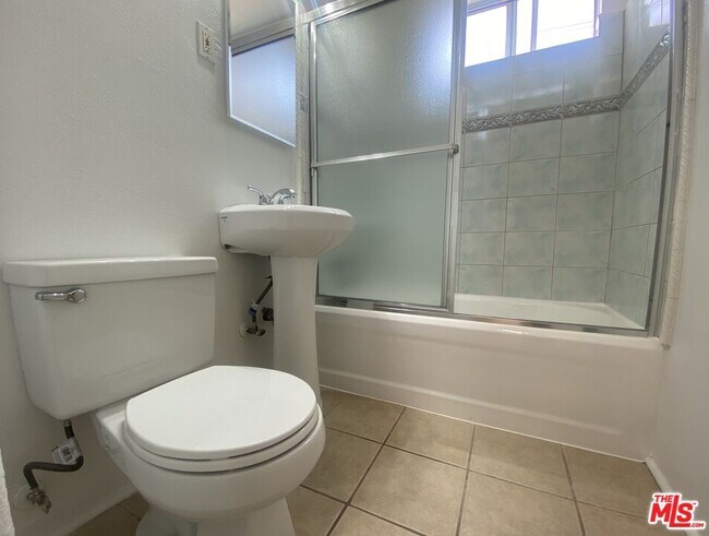 Building Photo - 2415 Arizona Ave