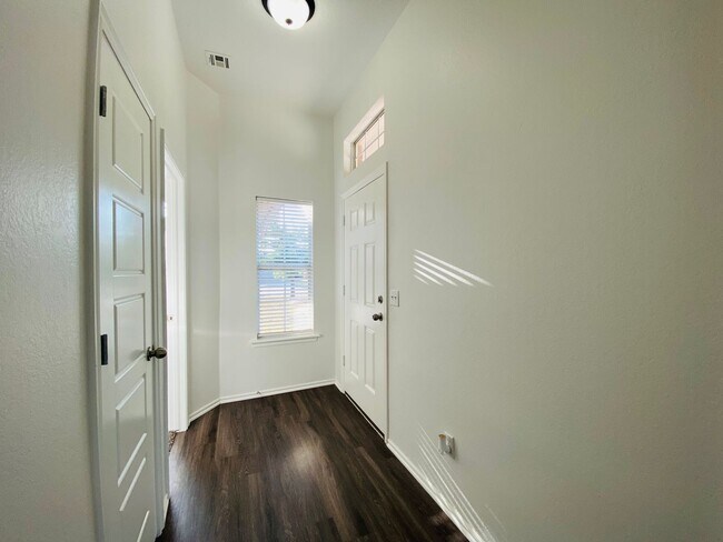 Foto del edificio - 407 S Pointe Ln