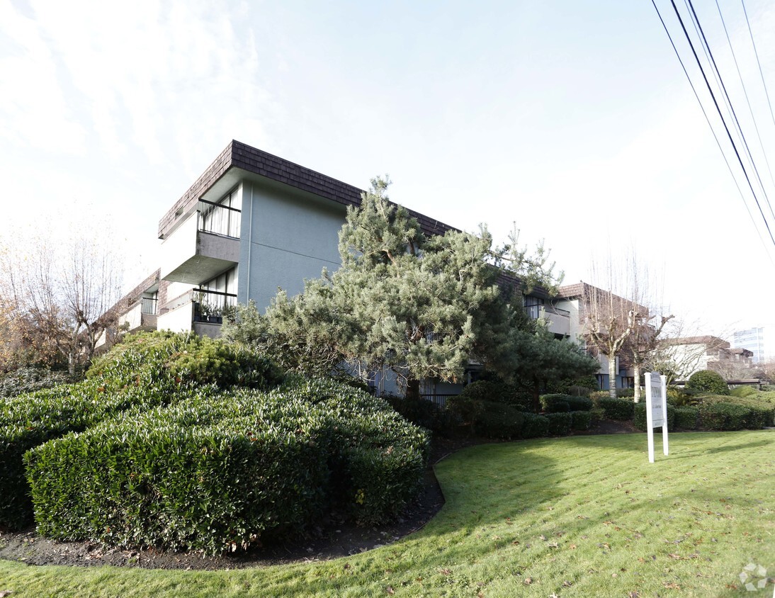 Building Photo - Pinewood Court