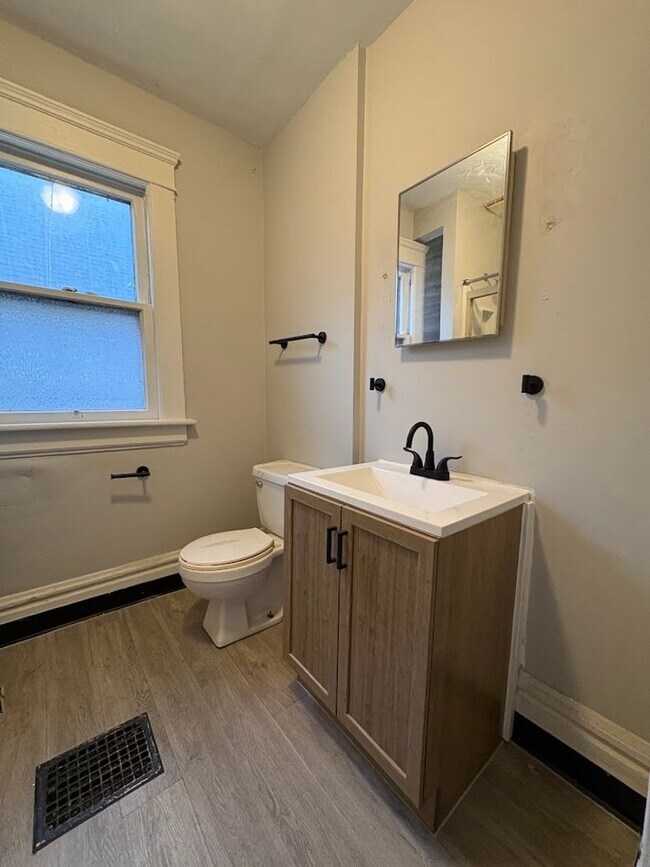 Building Photo - 96 Hall St