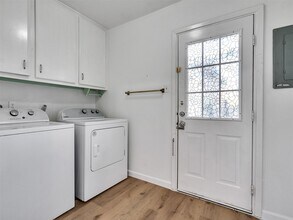 Building Photo - 418 Oakhill Dr