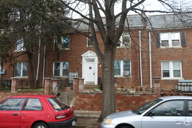 Building Photo - 1822 C St SE