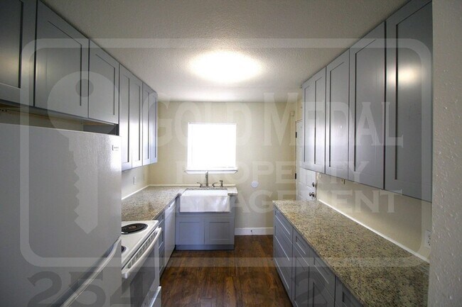 Foto del edificio - 905-907 Estelle Ave