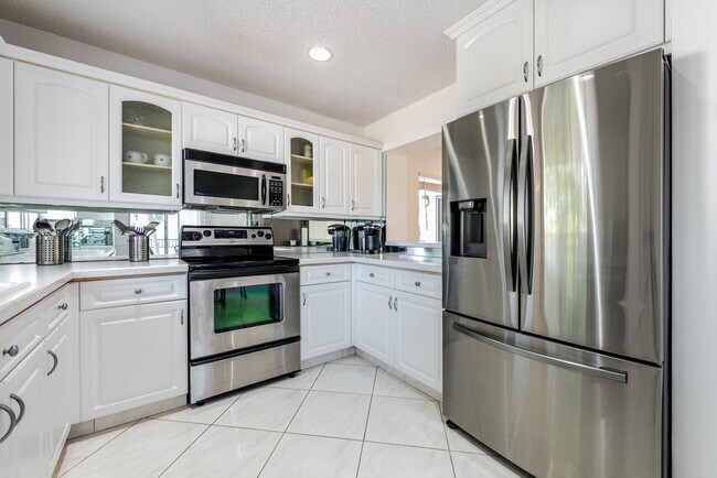 Building Photo - 7485 Glendevon Ln