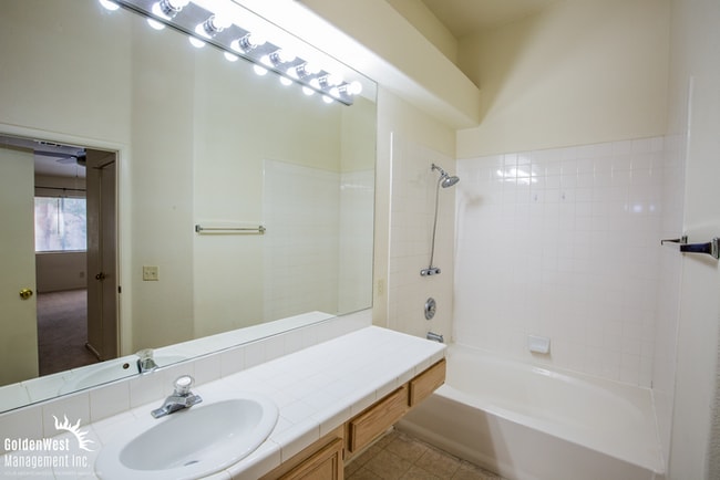 Foto del edificio - Bright and Spacious 2Bdm 2Ba in Gated Comm...