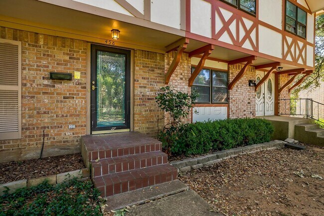 Building Photo - Gorgeous 3 bedroom, 3 bath Duplex in lovel...