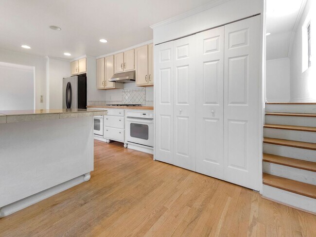 Building Photo - Beautiful ramber house with 3 bedroom near...