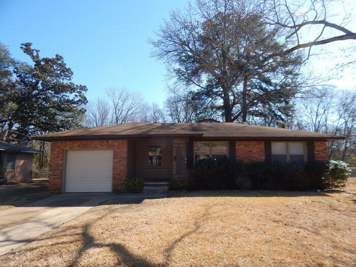 Handsome 3 Bedroom, 1 1/2 Bath Home in Tyler! House for Rent in Tyler