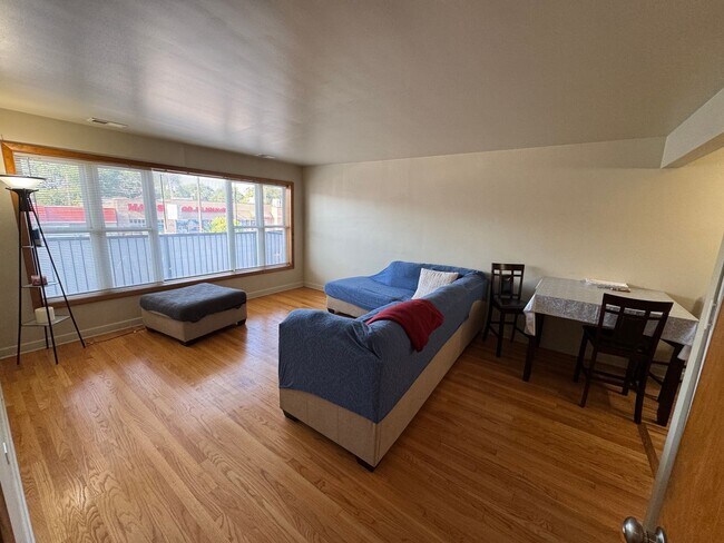 Foto del edificio - 6215 W Belmont Ave