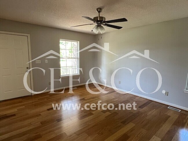 Foto del edificio - 349 E Myles Ln