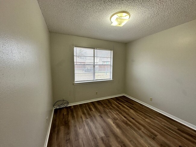 Building Photo - 407 Maple St