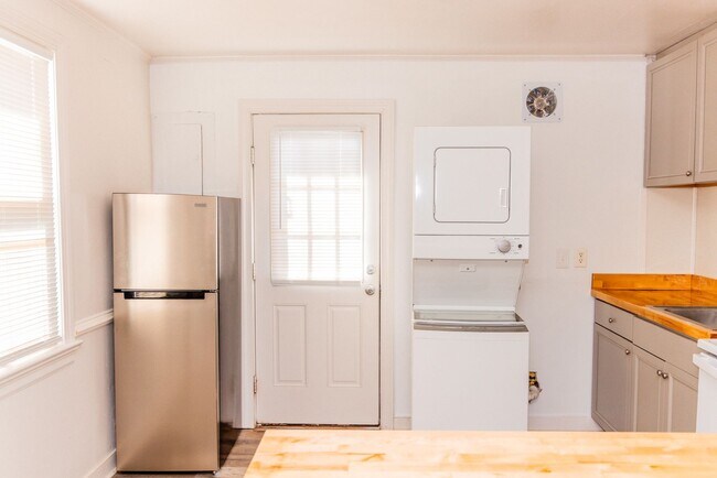 Foto del edificio - 2 Bed 1 Bath Near Regency Mall